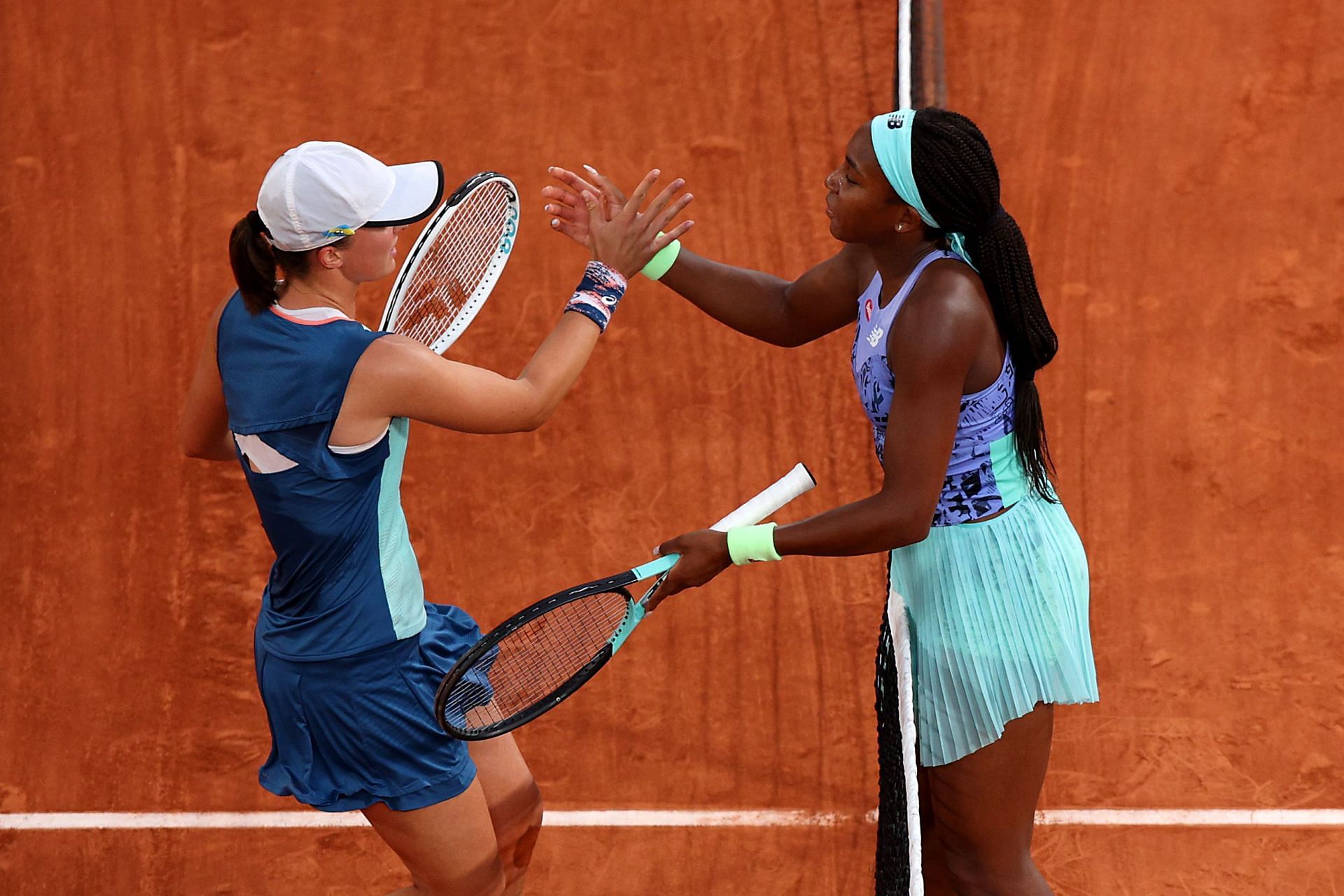 Iga Swiatek (L) and Coco Gauff